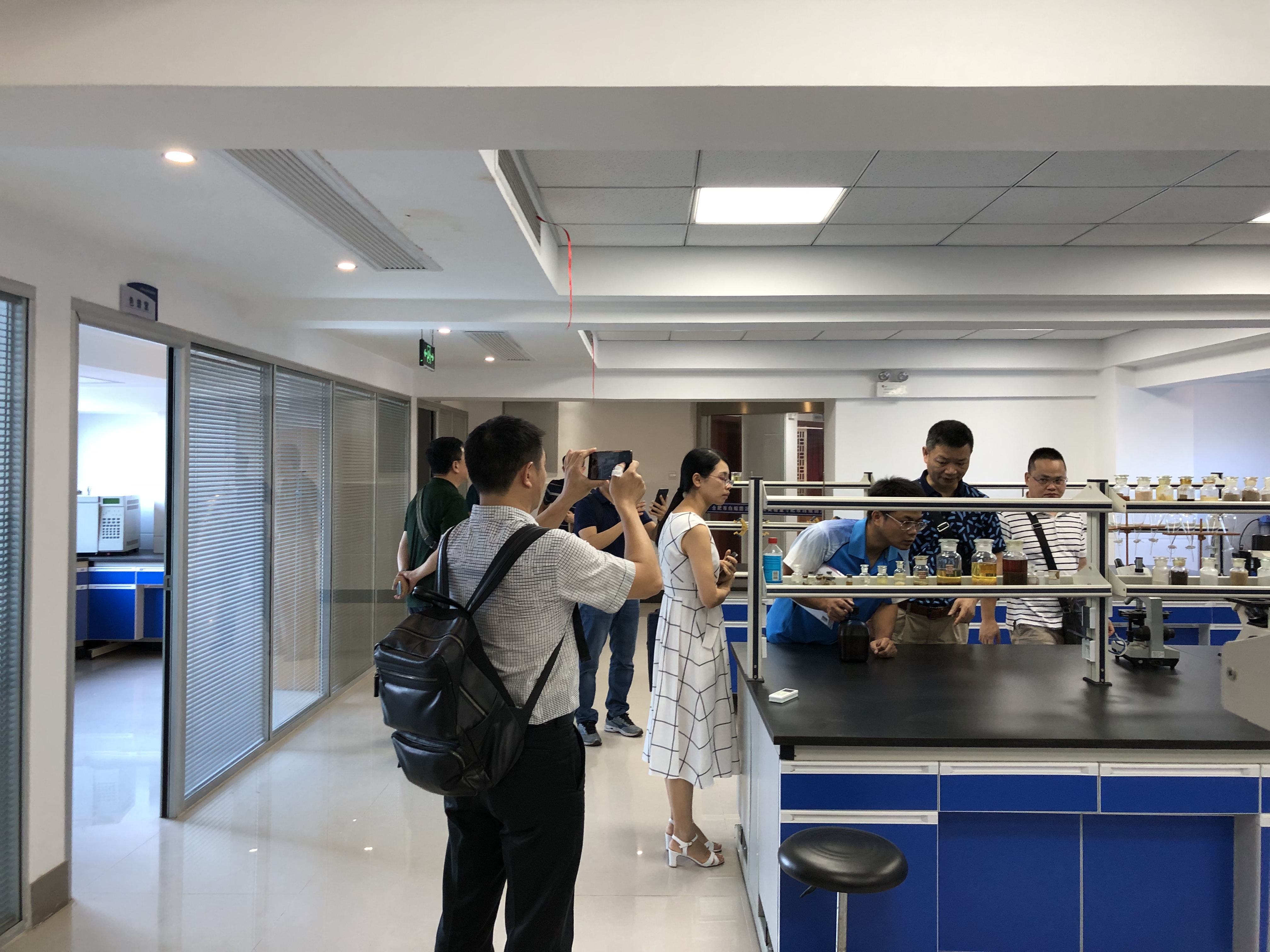 参观合肥市白蚁防治研究所实验室